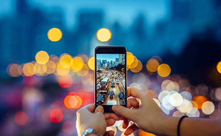 La vista a través de la cámara de un teléfono inteligente simbolizar