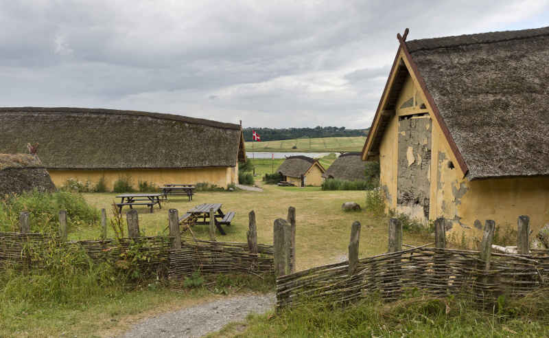 Rekonstruēta ferma ar deviņām vikingu laikmeta lielfermera mājām, Vikingu centrs Fyrkat, Fyrkat, Hobro, Dānija, Eiropa
