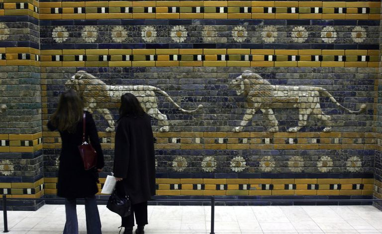 Mulheres em frente ao Portão de Ishtar no Museu de Pérgamo.