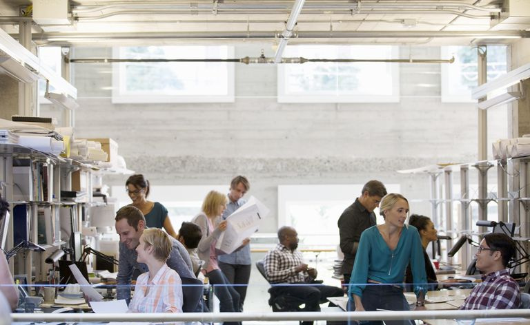 Geschäftsleute, die im geschäftigen Büro arbeiten