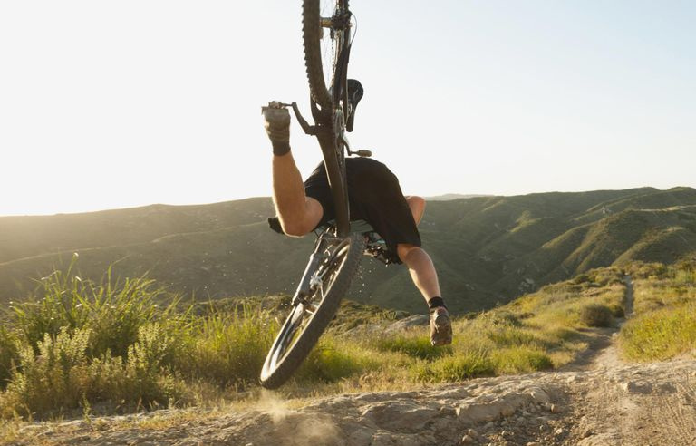 California, Estados Unidos, Laguna Beach, ciclista de montaña cayendo de su bicicleta