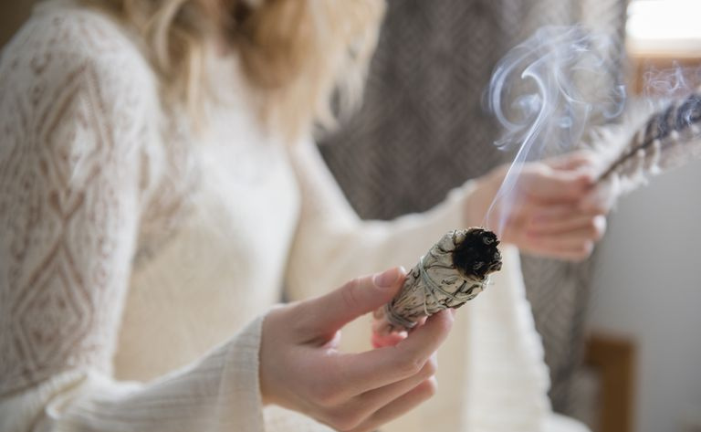Kaukāza sieviete, kam ir spalva un rituāls vīraks