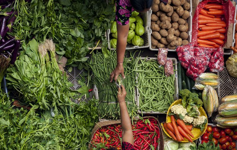 Kolorowe ryby i warzywa można kupić na targu publicznym w Ubud na Bali.