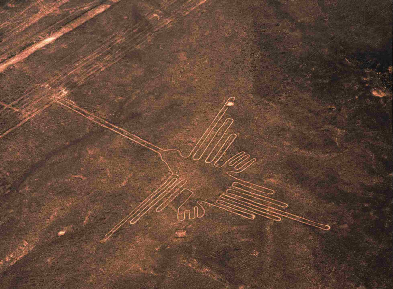 Vue aérienne du géoglyphe du colibri, lignes de Nazca