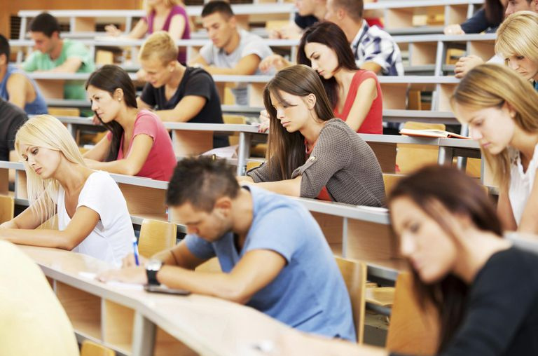 Duża grupa studentów piszących. Grupa ...