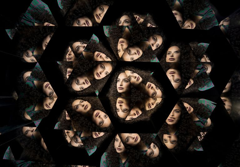 Retratos de caleidoscopio de una mujer