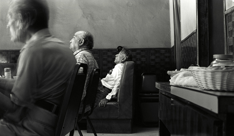 Homme dormant au restaurant