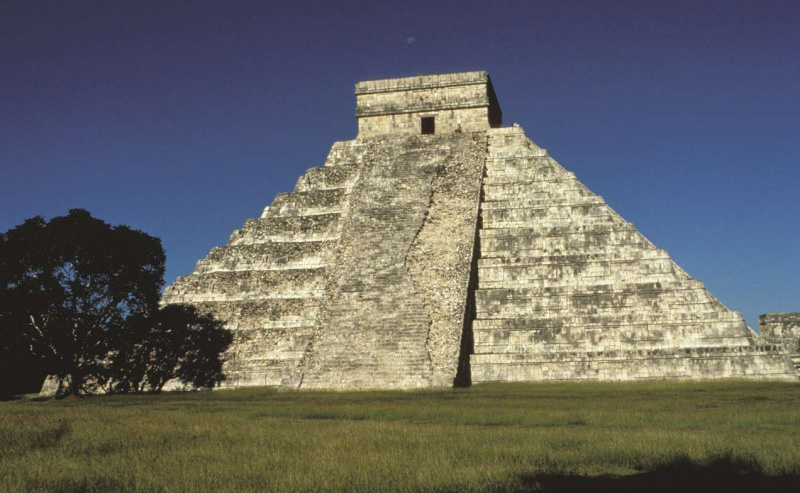 Aztekisk pyramide mot en blå himmel.
