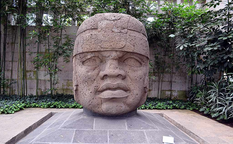 Gigantisk Olmec-hode utstilt utenfor.