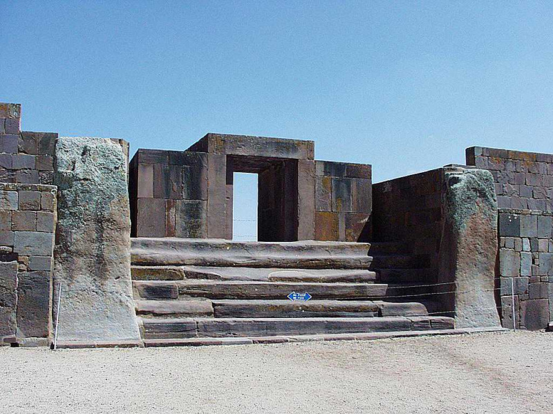 Tiwanaku Compound mot klar himmel.