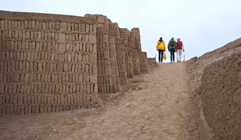 Folk som går langs Huaca Pucllana-ruinene.