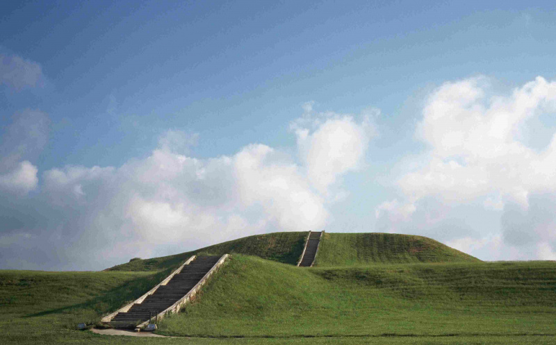 Cahokia-hauger mot overskyet himmel.
