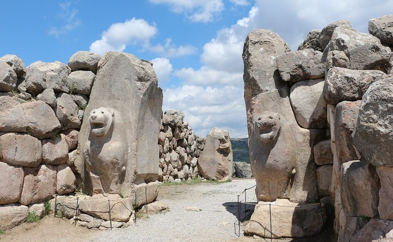 Löwentor in Hattusa, Türkei, mit zwei Löwenstatuen, die in einer ehemaligen Türöffnung eingebettet sind