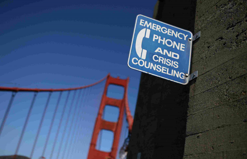 Telefon alarmowy do poradnictwa kryzysowego znajduje się na moście Golden Gate w San Francisco i ma zapobiegać samobójstwom. Socjolog Emile Durkheim odkrył, że samobójstwa mogą mieć bardziej społeczne niż indywidualne przyczyny.