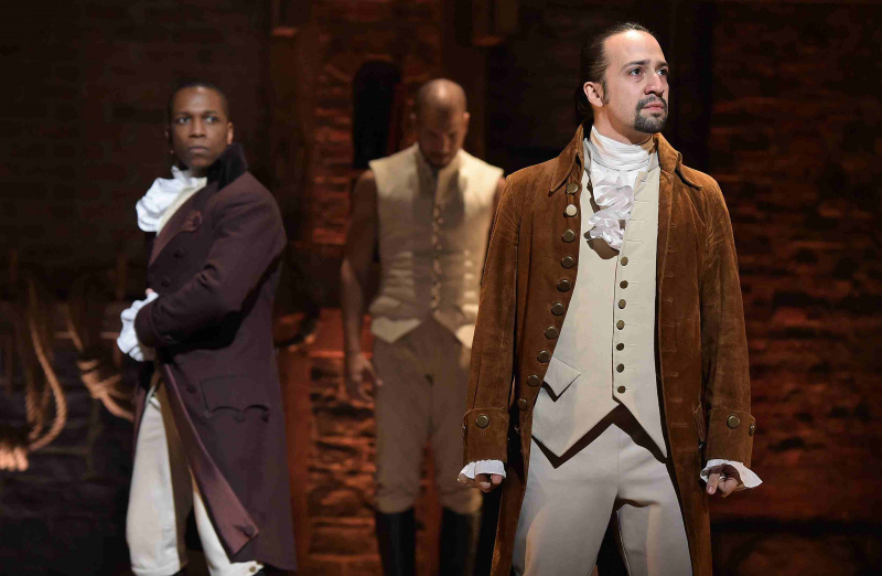 Na scenie występują aktorzy Hamilton Leslie Odom, Jr. i Lin Manuel-Miranda, reprezentujący Ervina Goffmana