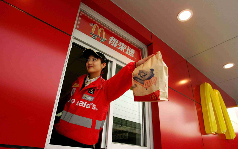 Chinka serwująca jedzenie w McDonald