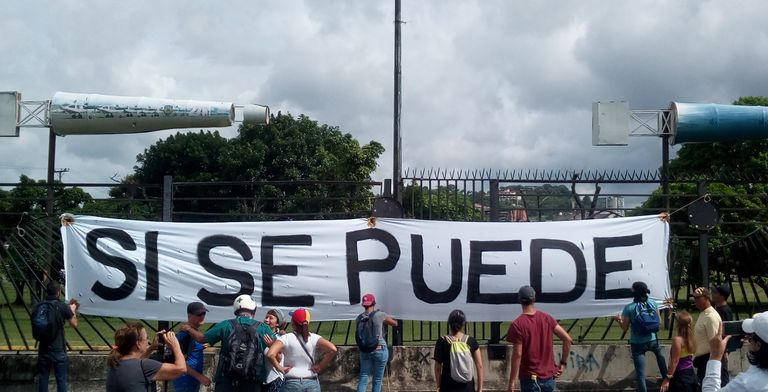 La gente se reunió alrededor