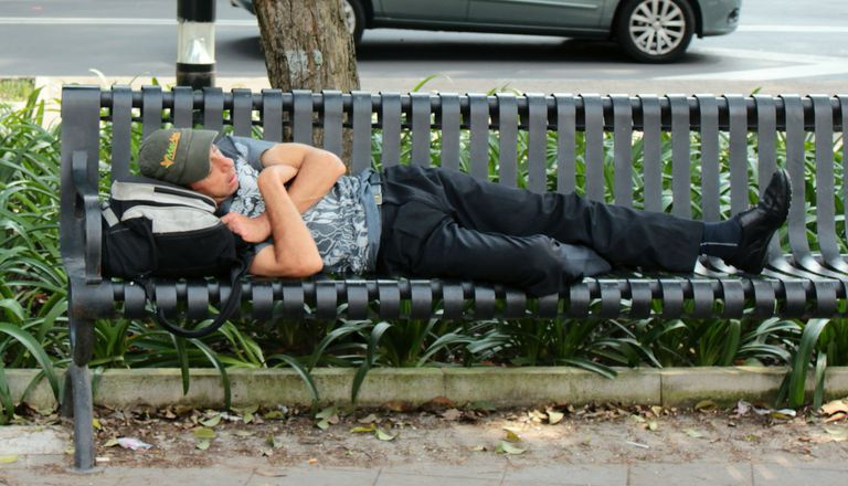 sover i parken