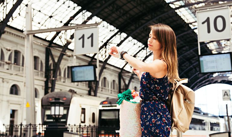 mulher na estação de trem de Barcelona