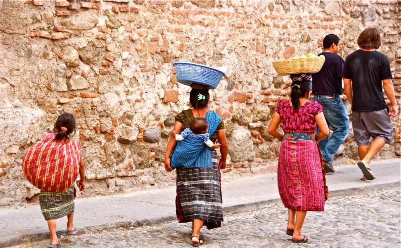 Mujeres locales y turistas en Antigua, Guatemala.