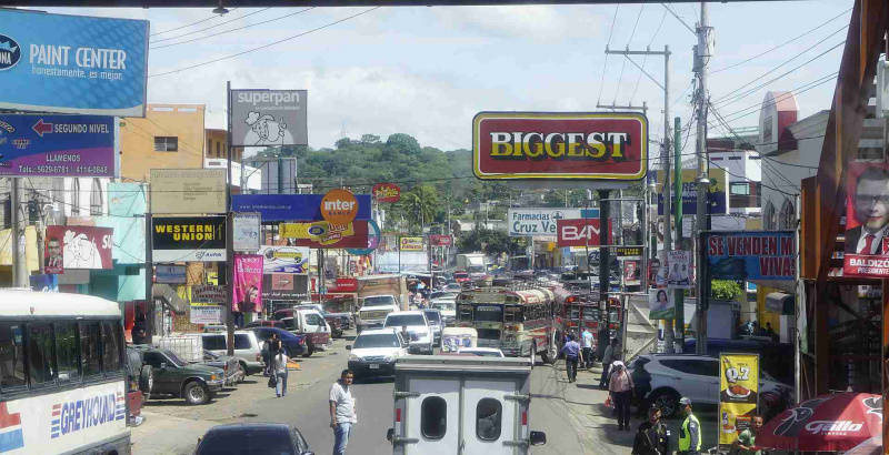 Calle concurrida en Guatemala en un día soleado.