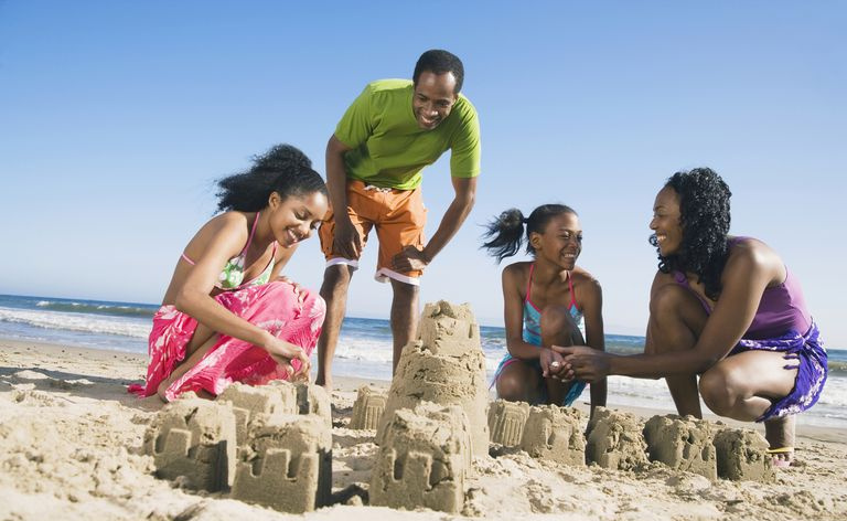Afrikansk familie bygger sandslott