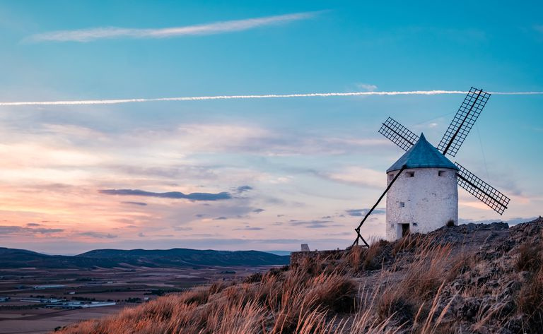 Molinos de viento al atardecer en la ciudad de Consuegra en España