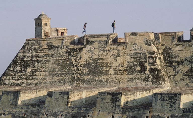 Zwei Besucher im Castillo San Felipe, Cartagena, Kolumbien