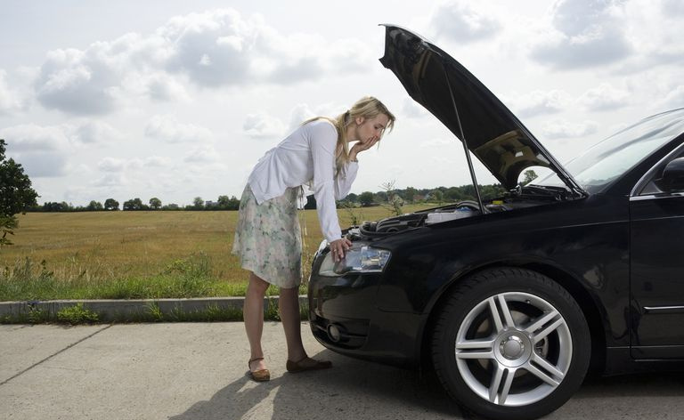 mujer con auto averiado