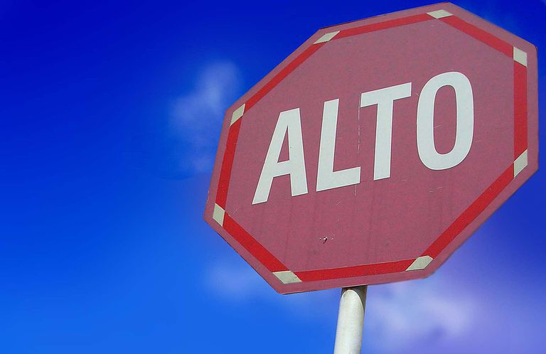 altowy znak stopu hiszpański