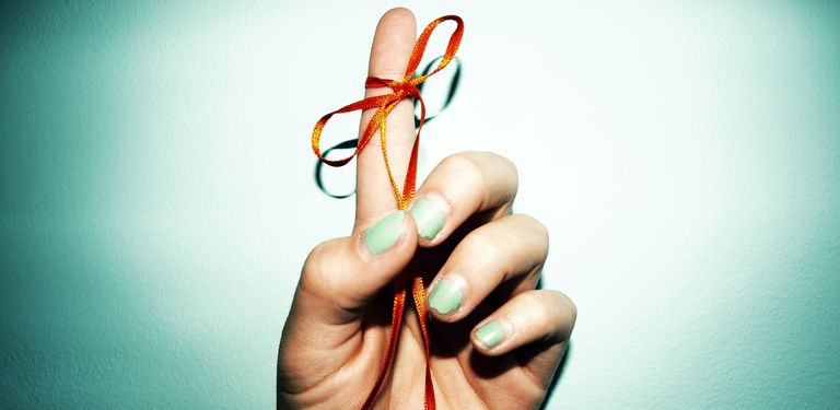 Finger mit Schnur darum gebunden