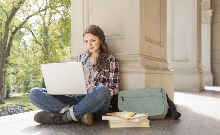 Studente che studia con gli auricolari