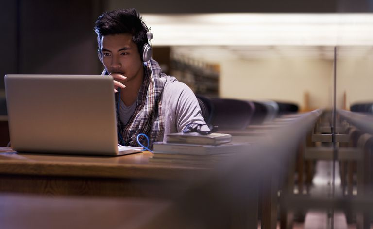 Student som jobber på bærbar PC i biblioteket
