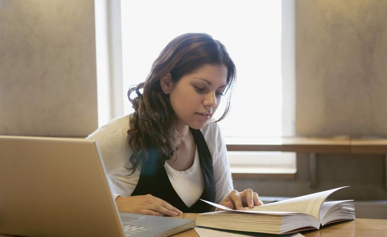 Ragazza con computer e libro