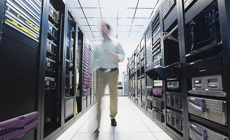 Uomo che lavora nel data center