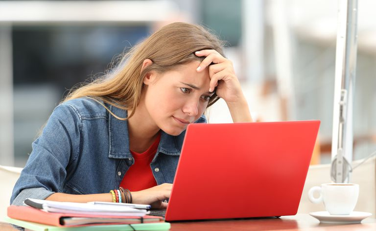 Giovane donna che lavora su un computer portatile con un
