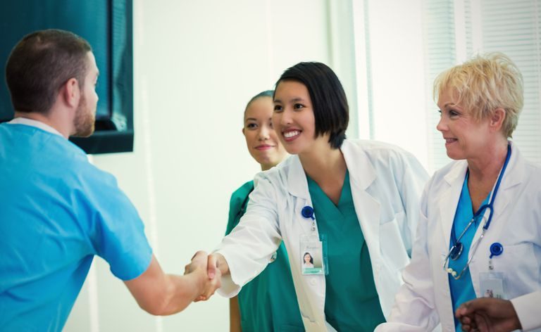 I medici si stringono la mano durante l