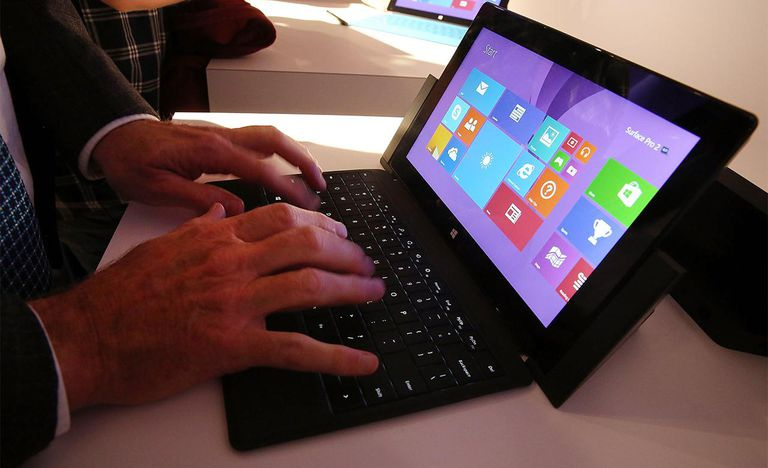 Gli scrittori di tecnologia hanno provato la nuova gamma di tablet Surface di seconda generazione il 23 settembre 2013 a New York City