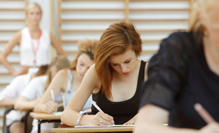 Studenter som tar eksamen