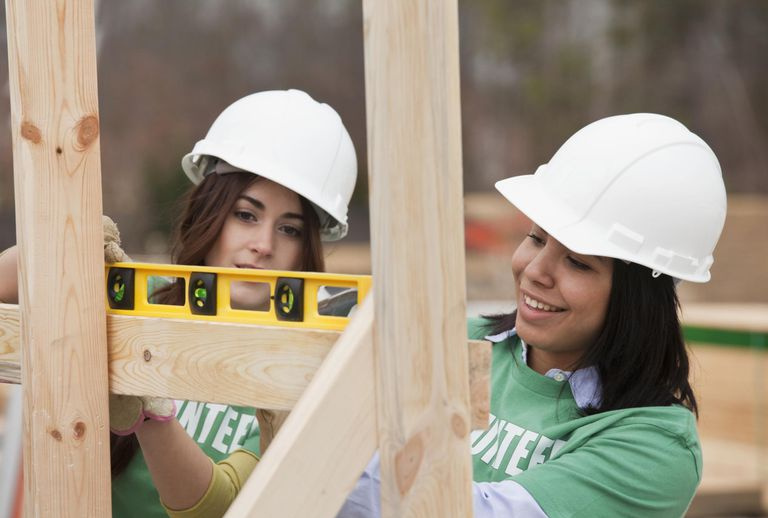 Volontari che lavorano in cantiere