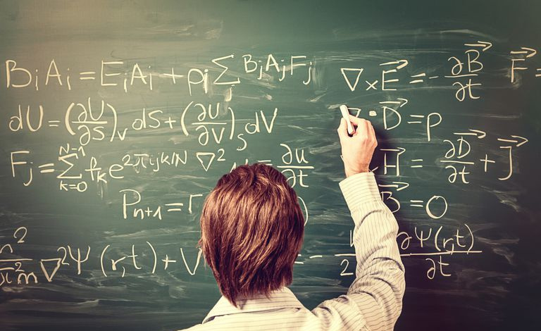 Um estudante trabalhando em equações de física selvagem em um quadro-negro