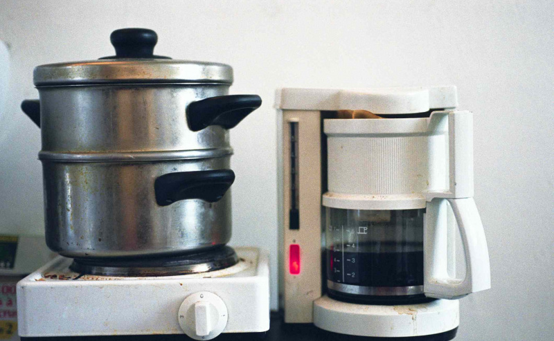 Herdplatte und Kaffeemaschine