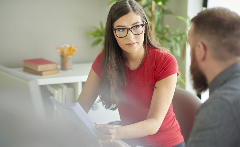 studente universitario che ascolta il tutor
