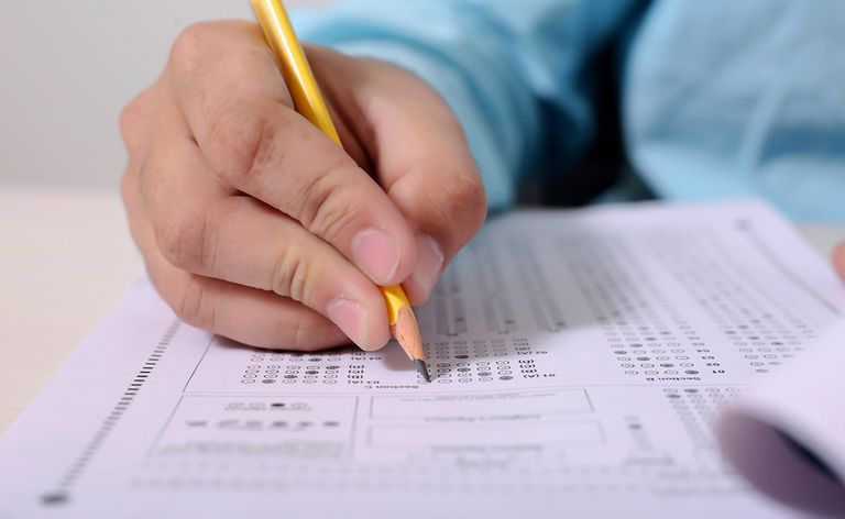 Una vista de cerca de una persona tomando el SAT.