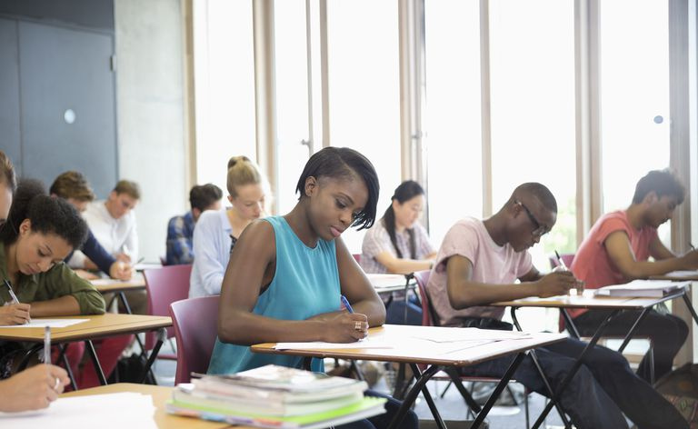 Universitetsstudenter tar eksamen i klasserommet