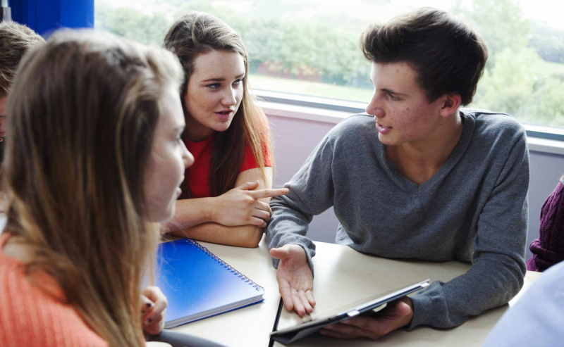 adolescentes en clase