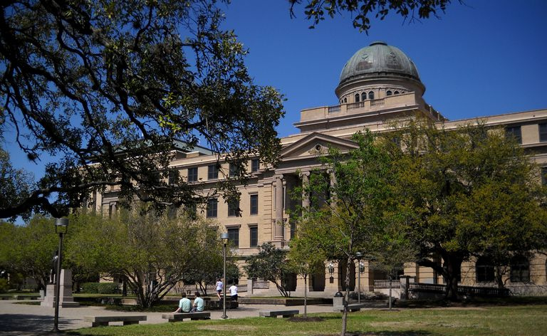 Edificio académico Texas A&M en el corazón del campus principal en College Station