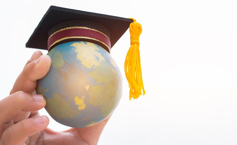 Cappello di laurea sul modello del globo terrestre superiore