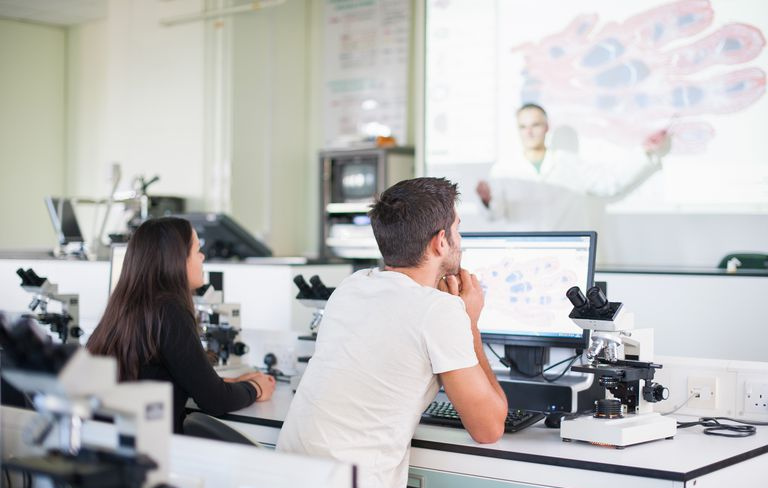 Medizinstudenten in Vorlesung mit Overhead-Projektor-Leinwand