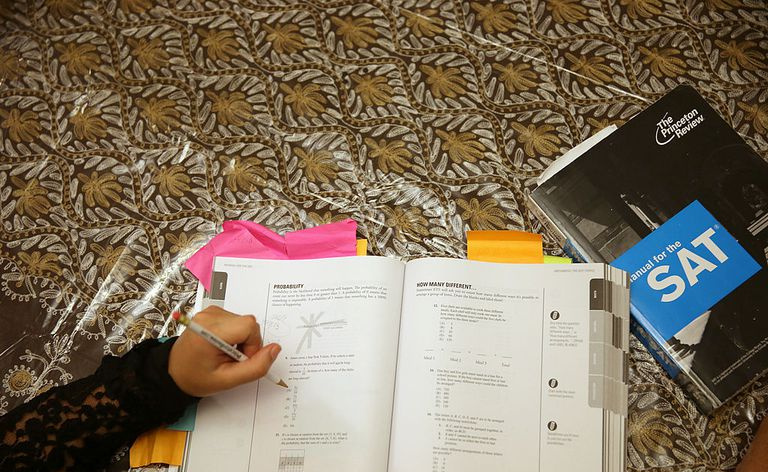 Un étudiant utilise des livres pour étudier pour le SAT